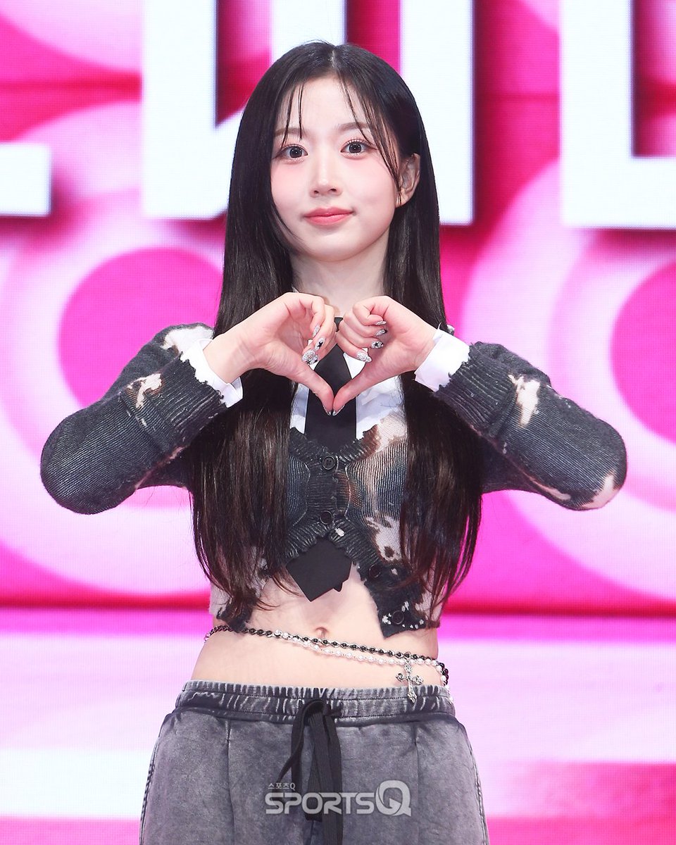 TALEOFAERY's tweet photo. ㅤ
ㅤ
“I believe our members, each one of us, also feel the same... We're all so excited for this session, right?” Aery kemudian menoleh kepada @KidungCita, tak lupa dengan sudut bibir yang terangkat manis, menampilkan senyuman ramah kepada sang puan.
ㅤ
ㅤ https://t.co/drqAkWj3Pn