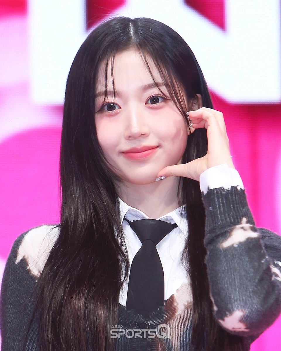 TALEOFAERY's tweet photo. ㅤ
ㅤ
“I believe our members, each one of us, also feel the same... We're all so excited for this session, right?” Aery kemudian menoleh kepada @KidungCita, tak lupa dengan sudut bibir yang terangkat manis, menampilkan senyuman ramah kepada sang puan.
ㅤ
ㅤ https://t.co/drqAkWj3Pn