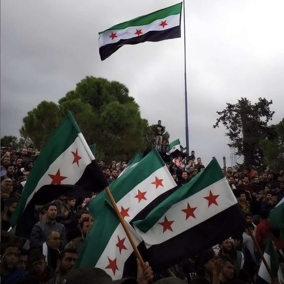 d3b_ss's tweet photo. « حصاد دمشق »
قِفَا نبْكي ولو غاصتْ بنا المُقَلُ
فيَوْمُنَا باتْ لا حزنُُ بلِ العَمَلُ

نبكِي الحياةَ على منْ شدَّ ساعِدَهُ
لزرعِ ذرٍّ يعيدُ الماءَ والبَلَلُ

دِمَشْقُ وحيي عليكِ روحُ ماجدةٍ
تسْتَاقُ بذرًا تَبرْعَمَ زَرْعُهُ بَطَلُ 

تَفْنَى الحياةُ ويفنَى كلُّ طَاغِيَةٍ 
ويثْبتُ الشّعْبُ و الأحْرَارُ والجَمَلُ
✍🏻.عبدالله بن غلّاب

#سوريا #دمشق #تحرير_الشام