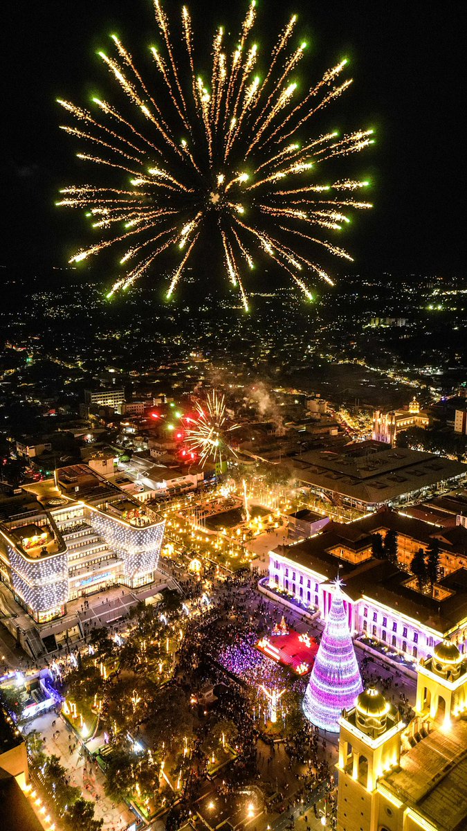 JorgeManzaSV's tweet photo. ¡Jamás volveremos al pasado, JAMÁS! 

Nuestro nuevo El Salvador en la era de @nayibbukele. 🇸🇻🎄🎅🏻 https://t.co/sToD6EM6v0