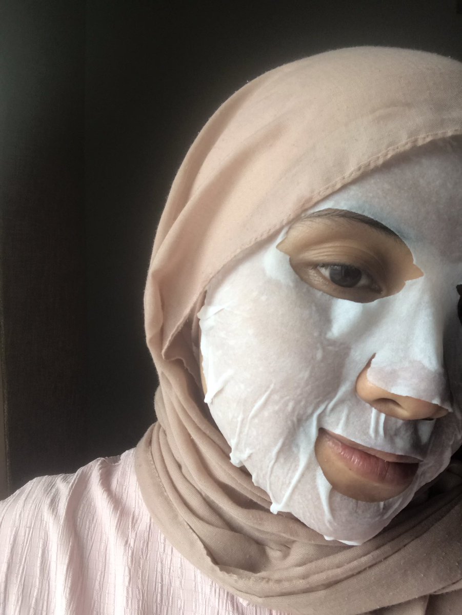 SyahidahDarmawi's tweet photo. Haruslah cuba sheet mask baru yg viral sebab Dahlia ni. 1st time pakai terus cakap sejuknyeee. Rase nk pakai 24jam sebab cuaca tgh bahang 🥵
#SOMEBYMI #Betapanthenolmask #Dailymask #DAHLIAMASK #koreanskincare #glassskinmask #somebymimy https://t.co/flMEtUMyBf