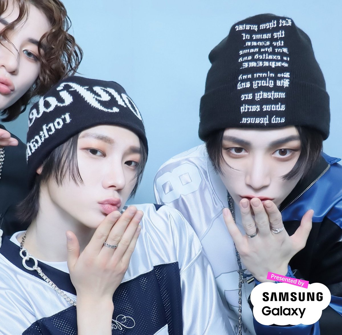 kkeomchizip's tweet photo. they basically exchanged beanies 😆 https://t.co/1bhkMv5EHx