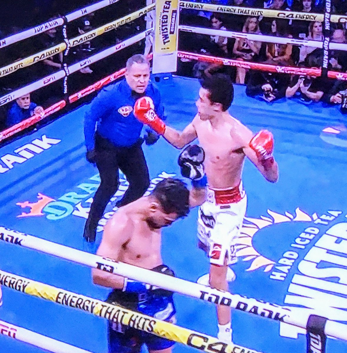 BoxingVitals's tweet photo. El Divino #rafaelespinoza gets the Victory over #robeisyramirez via 6th round stoppage as Robeisy stop fighting due to eye injury #NavarreteValdez #boxing #boxeo https://t.co/qjhMYunFJe