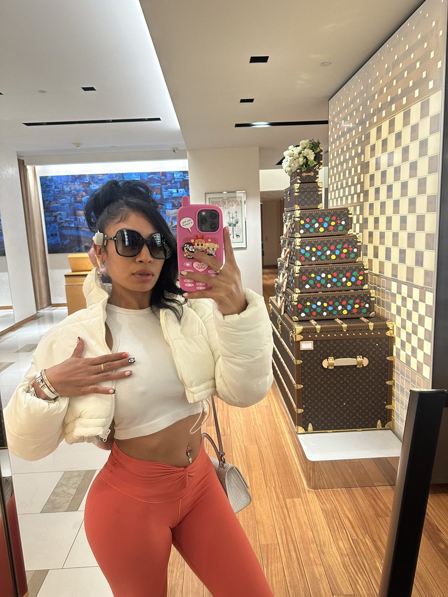 Gooci__'s tweet photo. It’s the blacc and Mexican btchs arguing all day .. then there’s me just happy my blacc genes took over my bottom half , ok 😂 &amp; real chica up top https://t.co/7CY7cqx0m0