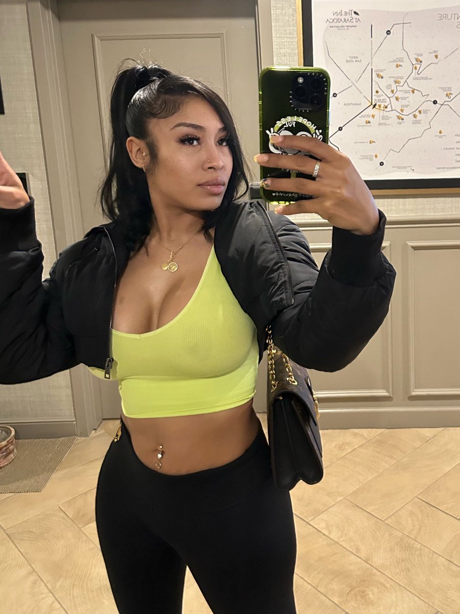 Gooci__'s tweet photo. It’s the blacc and Mexican btchs arguing all day .. then there’s me just happy my blacc genes took over my bottom half , ok 😂 &amp; real chica up top https://t.co/7CY7cqx0m0