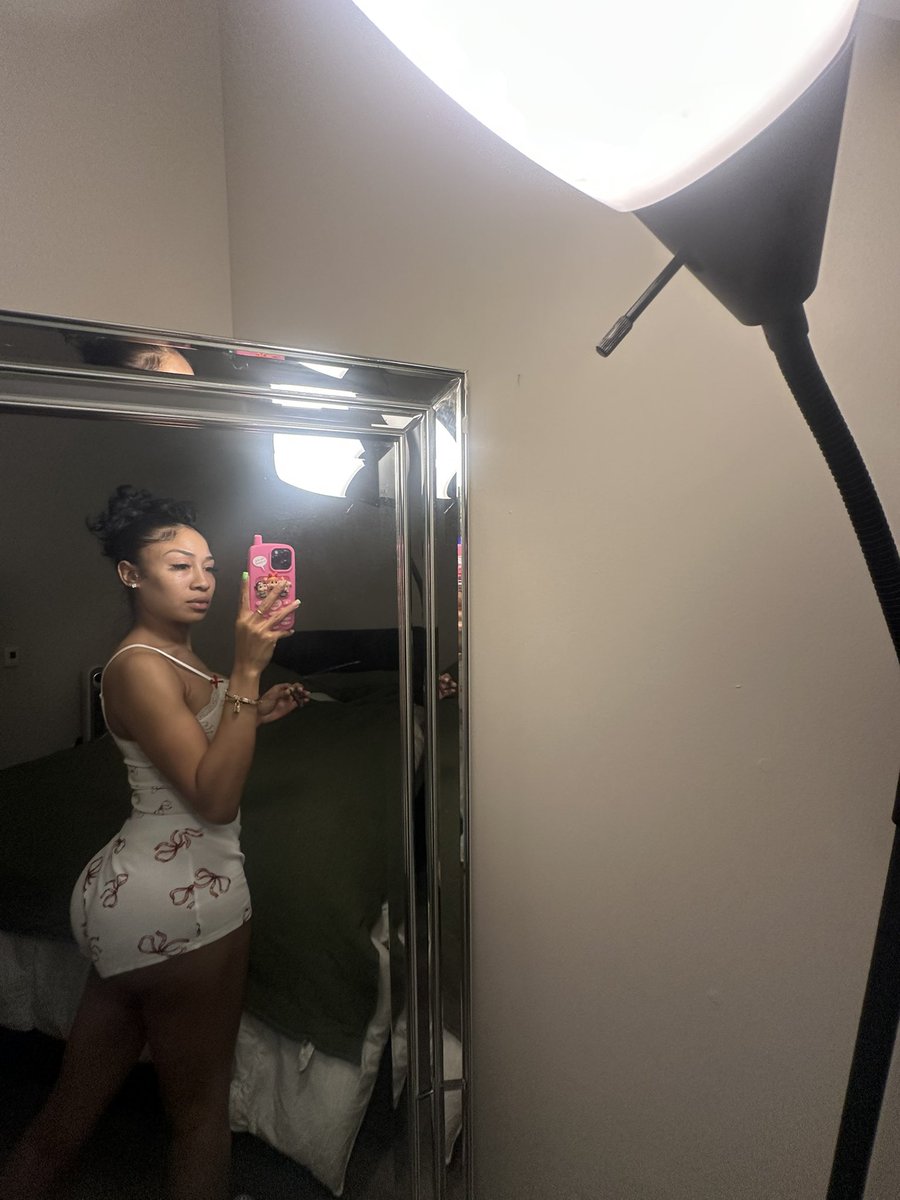 Gooci__'s tweet photo. It’s the blacc and Mexican btchs arguing all day .. then there’s me just happy my blacc genes took over my bottom half , ok 😂 &amp; real chica up top https://t.co/7CY7cqx0m0