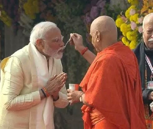 आज मेरे मित्र श्री दिनेश पांडेय जी के निवास स्थान पर रामजन्मभूमि तीर्थ क्षेत्र के कोषाध्यक्ष,कृष्ण जन्मभूमि मथुरा के उपाध्यक्ष परम पुज्य संतसिरोमणी श्री गोविंदगीरी महाराज जी के दर्शन करके आशीर्वाद लेनेका अवसर मिला
#pradipzalavadiya