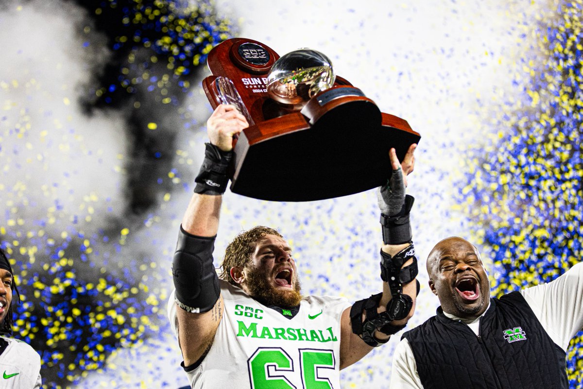 SunBelt's tweet photo. 𝗪𝗜𝗡𝗡𝗜𝗡𝗚 𝗙𝗘𝗘𝗟𝗜𝗡𝗚.

@HerdFB hoists its first #SunBeltFB Championship trophy.☀️ 🏈 https://t.co/GN4g5KhRK7