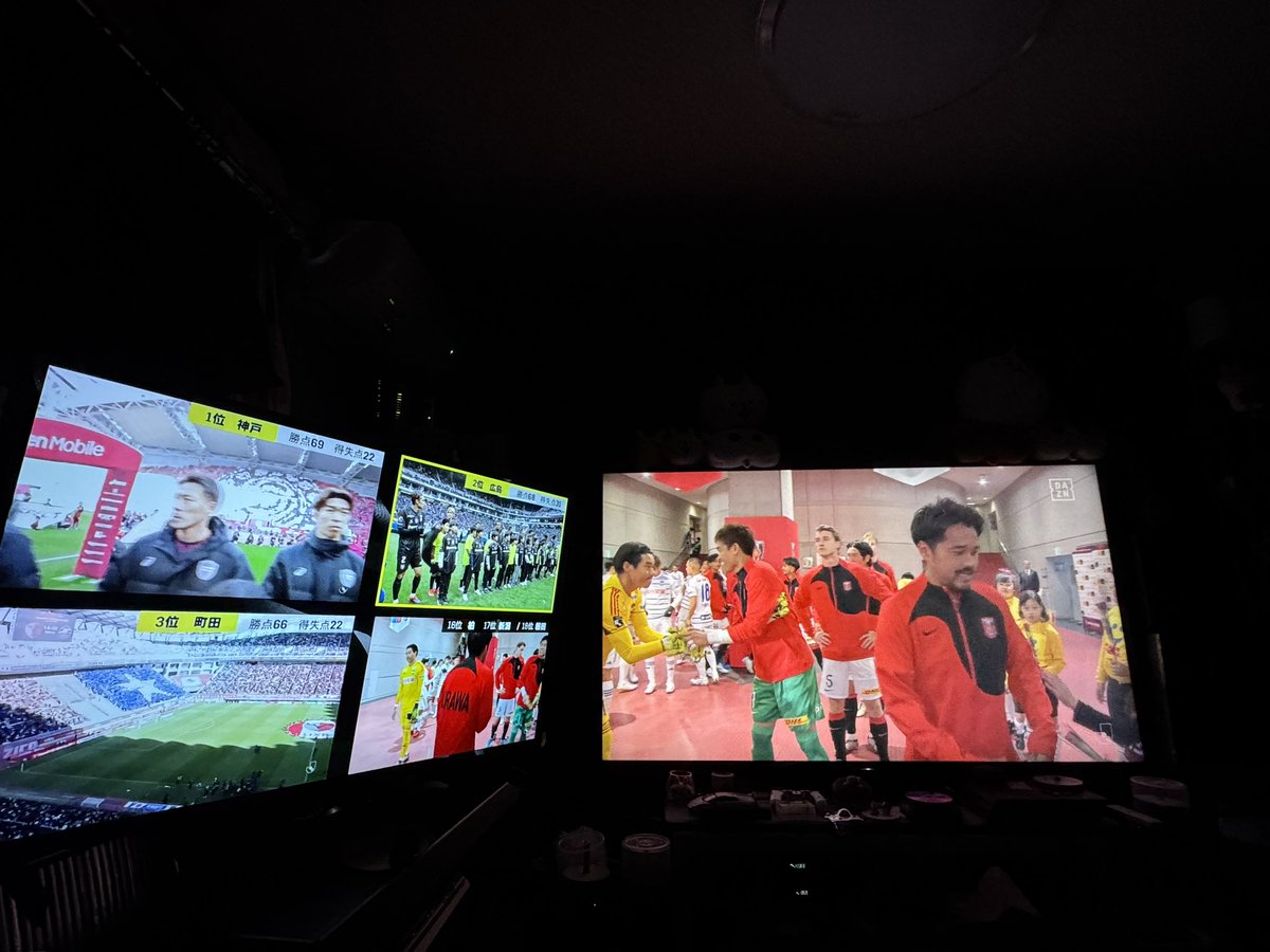 vibrotter's tweet photo. 脳機能の障害で目でボールを追うことしかできず、サッカーの楽しみ方がまるっきり変わってしまったけど、最終節を楽しんで慎三ゴールを祝いたい！
優勝の行方も気になるからマルチ画面にしてみたけど、やっぱ脳に負担大で辛いぞう https://t.co/GN3cebiUsx