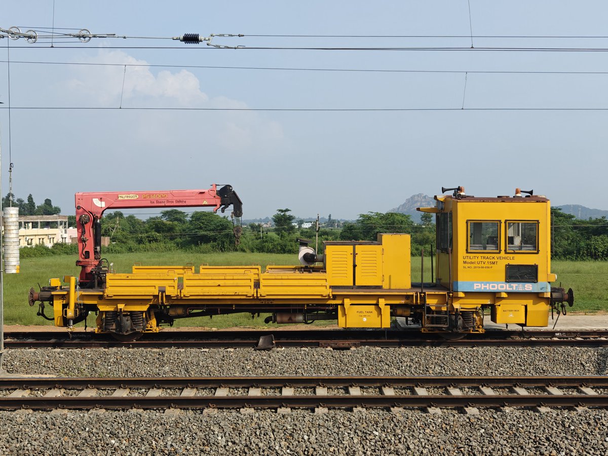 JharkhandRail's tweet image. 🔗Indian Railways Leverages Tech for Safer Journeys! 🚆

A game-changer is on the tracks! 🛤️ The Indian Railways is introducing the Integrated Track Monitoring System (#ITMS) to revolutionize railway safety.
Key benefits of ITMS:

 * Real-time track monitoring: Detects defects…