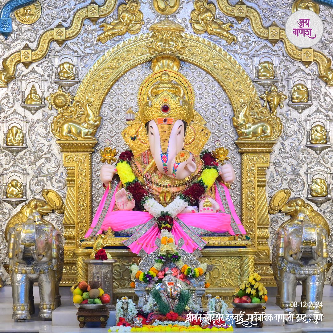 DagdushethG's tweet photo. गणपती बाप्पा मोरया । 
मंगलमूर्ती मोरया ।।🌺

https://t.co/CW7Tnb7eKb

#shrimant #dagdushethhalwaiganpati 
#shrimantmoraya
#shrimantdagdusheth
#dagdusheth #dagdushethganpati #pune #punekar #suvarnyug #maharashtra #mumbai #devotional #hindu https://t.co/9u61ETpC8G