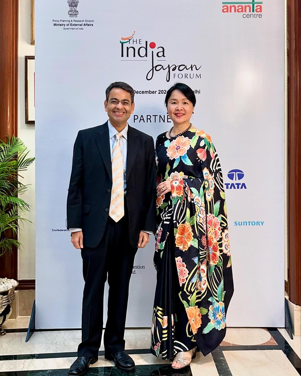 museindia's tweet photo. 🇮🇳🇯🇵 INDIA JAPAN FORUM 2024 日本とインドの外交フォーラム①友好の証ともいうべく京友禅サリーを着用

今回のデリー訪問は、昨年７月に引き続き、インディア・ジャパン・フォーラムへの出席が目的だった。前回同様、２日間に亘ってインペリアル・ホテルで開催されたこの催し。米国のグローバル組織「アスペン・インスティテュート」のインドにおける関連組織「アナンタ・センター Ananta Centre」と、インド政府外務省との共催によるクローズドな催しだ。

会場には、政治、外交、ビジネス、シンクタンクなど、日本やインドに関わる各方面のエグゼクティヴ各位が集う。出発前に、当該サイトで、登壇者や参加者の学歴、職歴などを拝見する。優れた履歴の方々に紛れるわたしは、毎度のことだが野良猫（野良犬）のようでもある。ここにわたしが出席できている理由は、夫Arvindがアスペン・インスティテュートのリユニオンで、主催者側の関係者だからだ。

せっかくの機会につき、普段のわたしの興味関心からは、比較的遠めのテーマであれ、今回���参加させていただくことにした。また、わたし自身の得意分野が未来に繋げられるよう、少しでも痕跡を残したく、京友禅サリーを着用して参上した。

わたしは、2022年末から2023年初旬にかけて、京都の伝統工芸である「京友禅」の技法にて描かれた「京友禅サリー」のプロモーターをお引き受けし、バンガロールとデリーで展示会を開催した。今回また、およそ２年ぶりに新作のプロモーションをお引き受けすることとなったことから、お預かりしているサリーを実際に着用して出席したのだった。

京友禅サリーのことについては、また別途、記したい。

🇯🇵🇮🇳

「アナンタ・センター」のサイトによると、フォーラムの目的は、「日印の協力を強化すべく、意見を交換し、相互信頼を築き、将来の協力のための共同アジェンダを策定するこ���」とある。https://t.co/WJWVGMVPwf

第３回となる今回のフォーラムでは、２日間で計９つのセッションが開催された。前回、Arvindはモデレーターとして登壇したことから、少々、慌ただしかったが、今回は登壇しないのでリラックスしている。

初日の一昨日は、インドのJaishankar外務大臣と��ナンタ・センターのCEOであるIndrani女史による開会セッションから始まった。その後、インド・ブータン王国駐箚（ちゅうさつ）特命全権大使の小野啓一氏によるスピーチと続き、セッションが開始。

小野啓一氏は、大使館のソーシャルメディアで拝見していたが、今回、参加される方々のバックグラウンドを予習した際、小野氏の奥様の小野日子（ひかりこ）氏のことを知った。現在、駐ハンガリー日本国大使でいらっしゃる。わたしは、ご夫妻と同じ年齢ということもあり、奥様が当時、女性外交官としてキャリアを構築される際のご苦労などが記された記事を拝見し、リアルに感嘆した。

ちょうど、我々夫婦がワシントンD.C.に住んでいた時期、小野日子氏は同地で出産されたというエピソードも目に留まり、お話を伺いたい思いに駆られた。

さ���、昨年と同様、国防や安全保障、インド太平洋におけるパワーバランス、Quad （クアッド／日本・米国・オーストラリア・インド４カ国の戦略対話)、半��体やクリティカルミネラル（脱炭素社会の実現に不可欠な鉱物資源）、インド市場への投資の展望、日印の経済協調……といったテーマのセッションが延々と続く。

また、今回もインド財務大臣のNirmala Sitharaman女史が登壇された。今年２月、 YPO主催のイヴェントで、Sitharaman氏の話を聞く機会があった。そのときの話について、かなり克明に記録を残しているので、関心のある方はご一読を。

🇮🇳「熱い湯に浸すと、風味や色が滲み出るティーバッグのように」。インド財務相、ニルマラ・シタラマン(Nirmala Sitharaman)氏の話を聞く午後。
https://t.co/0DjE2j2Qen

🇮🇳🇯🇵INDIA JAPAN FORUM 2023 日本とインドの外交フォーラムに出席①
https://t.co/fdjbR5y2Oc

🇮🇳🇯🇵INDIA JAPAN FORUM 2023 日本とインドの外交フォーラムに出席②
https://t.co/fkXHm9bhMb

✈︎その他の���真はInstagramにて
https://t.co/2b1GNrc4lm