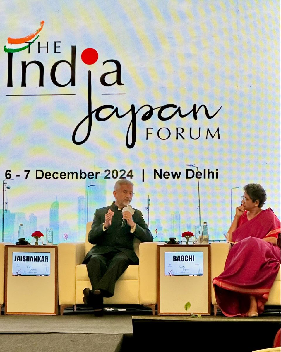 museindia's tweet photo. 🇮🇳🇯🇵 INDIA JAPAN FORUM 2024 日本とインドの外交フォーラム①友好の証ともいうべく京友禅サリーを着用

今回のデリー訪問は、昨年７月に引き続き、インディア・ジャパン・フォーラムへの出席が目的だった。前回同様、２日間に亘ってインペリアル・ホテルで開催されたこの催し。米国のグローバル組織「アスペン・インスティテュート」のインドにおける関連組織「アナンタ・センター Ananta Centre」と、インド政府外務省との共催によるクローズドな催しだ。

会場には、政治、外交、ビジネス、シンクタンクなど、日本やインドに関わる各方面のエグゼクティヴ各位が集う。出発前に、当該サイトで、登壇者や参加者の学歴、職歴などを拝見する。優れた履歴の方々に紛れるわたしは、毎度のことだが野良猫（野良犬）のようでもある。ここにわたしが出席できている理由は、夫Arvindがアスペン・インスティテュートのリユニオンで、主催者側の関係者だからだ。

せっかくの機会につき、普段のわたしの興味関心からは、比較的遠めのテーマであれ、今回���参加させていただくことにした。また、わたし自身の得意分野が未来に繋げられるよう、少しでも痕跡を残したく、京友禅サリーを着用して参上した。

わたしは、2022年末から2023年初旬にかけて、京都の伝統工芸である「京友禅」の技法にて描かれた「京友禅サリー」のプロモーターをお引き受けし、バンガロールとデリーで展示会を開催した。今回また、およそ２年ぶりに新作のプロモーションをお引き受けすることとなったことから、お預かりしているサリーを実際に着用して出席したのだった。

京友禅サリーのことについては、また別途、記したい。

🇯🇵🇮🇳

「アナンタ・センター」のサイトによると、フォーラムの目的は、「日印の協力を強化すべく、意見を交換し、相互信頼を築き、将来の協力のための共同アジェンダを策定するこ���」とある。https://t.co/WJWVGMVPwf

第３回となる今回のフォーラムでは、２日間で計９つのセッションが開催された。前回、Arvindはモデレーターとして登壇したことから、少々、慌ただしかったが、今回は登壇しないのでリラックスしている。

初日の一昨日は、インドのJaishankar外務大臣と��ナンタ・センターのCEOであるIndrani女史による開会セッションから始まった。その後、インド・ブータン王国駐箚（ちゅうさつ）特命全権大使の小野啓一氏によるスピーチと続き、セッションが開始。

小野啓一氏は、大使館のソーシャルメディアで拝見していたが、今回、参加される方々のバックグラウンドを予習した際、小野氏の奥様の小野日子（ひかりこ）氏のことを知った。現在、駐ハンガリー日本国大使でいらっしゃる。わたしは、ご夫妻と同じ年齢ということもあり、奥様が当時、女性外交官としてキャリアを構築される際のご苦労などが記された記事を拝見し、リアルに感嘆した。

ちょうど、我々夫婦がワシントンD.C.に住んでいた時期、小野日子氏は同地で出産されたというエピソードも目に留まり、お話を伺いたい思いに駆られた。

さ���、昨年と同様、国防や安全保障、インド太平洋におけるパワーバランス、Quad （クアッド／日本・米国・オーストラリア・インド４カ国の戦略対話)、半��体やクリティカルミネラル（脱炭素社会の実現に不可欠な鉱物資源）、インド市場への投資の展望、日印の経済協調……といったテーマのセッションが延々と続く。

また、今回もインド財務大臣のNirmala Sitharaman女史が登壇された。今年２月、 YPO主催のイヴェントで、Sitharaman氏の話を聞く機会があった。そのときの話について、かなり克明に記録を残しているので、関心のある方はご一読を。

🇮🇳「熱い湯に浸すと、風味や色が滲み出るティーバッグのように」。インド財務相、ニルマラ・シタラマン(Nirmala Sitharaman)氏の話を聞く午後。
https://t.co/0DjE2j2Qen

🇮🇳🇯🇵INDIA JAPAN FORUM 2023 日本とインドの外交フォーラムに出席①
https://t.co/fdjbR5y2Oc

🇮🇳🇯🇵INDIA JAPAN FORUM 2023 日本とインドの外交フォーラムに出席②
https://t.co/fkXHm9bhMb

✈︎その他の���真はInstagramにて
https://t.co/2b1GNrc4lm