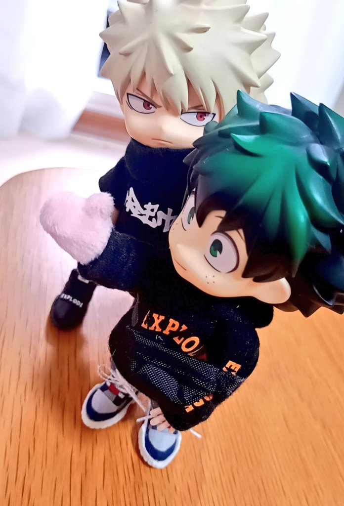 1年ぶり？に🐻＆🐰マフラーミトンセット作ってます。
でく君にミトン試着してもらったらかっちゃんも見に来た、、、☺️🩷