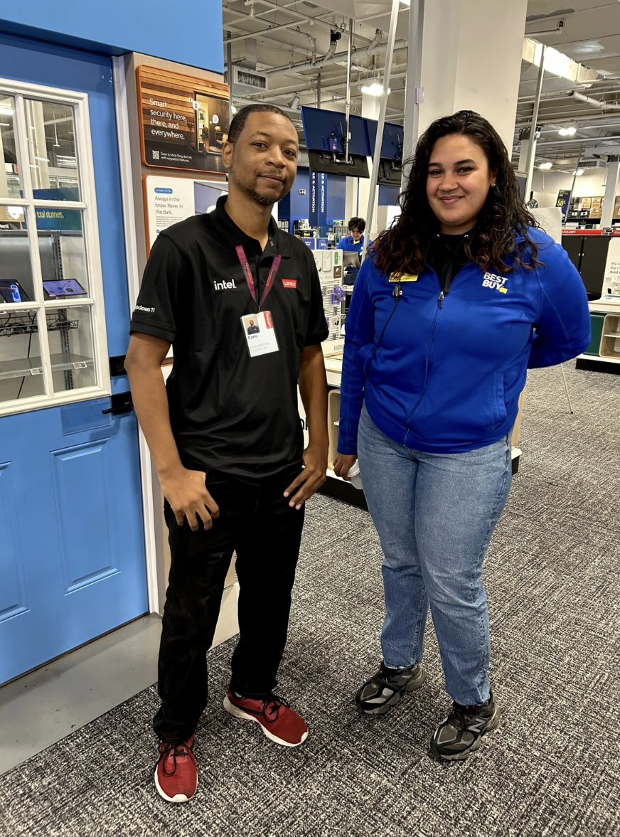 LenovoCSJ's tweet photo. Sent her over a customer who was buying the Yoga 7-16, Total membership, and Office Home after signing up for the Best Buy credit card! She asked if we could snap a quick pic 📸
#PremiumSTARS #Yogamyway #BestBuy #Lenovo #WeAreLenovo https://t.co/k8OeZRxeti