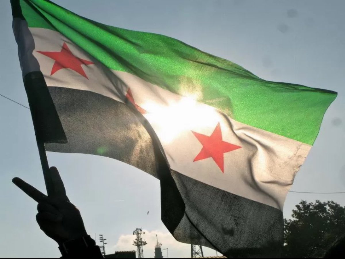 صبحٍ لرجواه الحلوق تتعبّر
يحنّ له رعّاد ويلوح له برق

قالوا تصبّر قلت كيف اتصبّر ؟
والعزّ مايوخذ رضا ينوخذ طرق

على "أحمد الشرع" الردايم تزبّر
ظفرٍ فرق يوم الدواهي لهم فرق

فوق المآذن يوم هلّل وكبّر
صلَا بنا يمّه وصلّا بهم شرق

 #سوريا_تتحرر