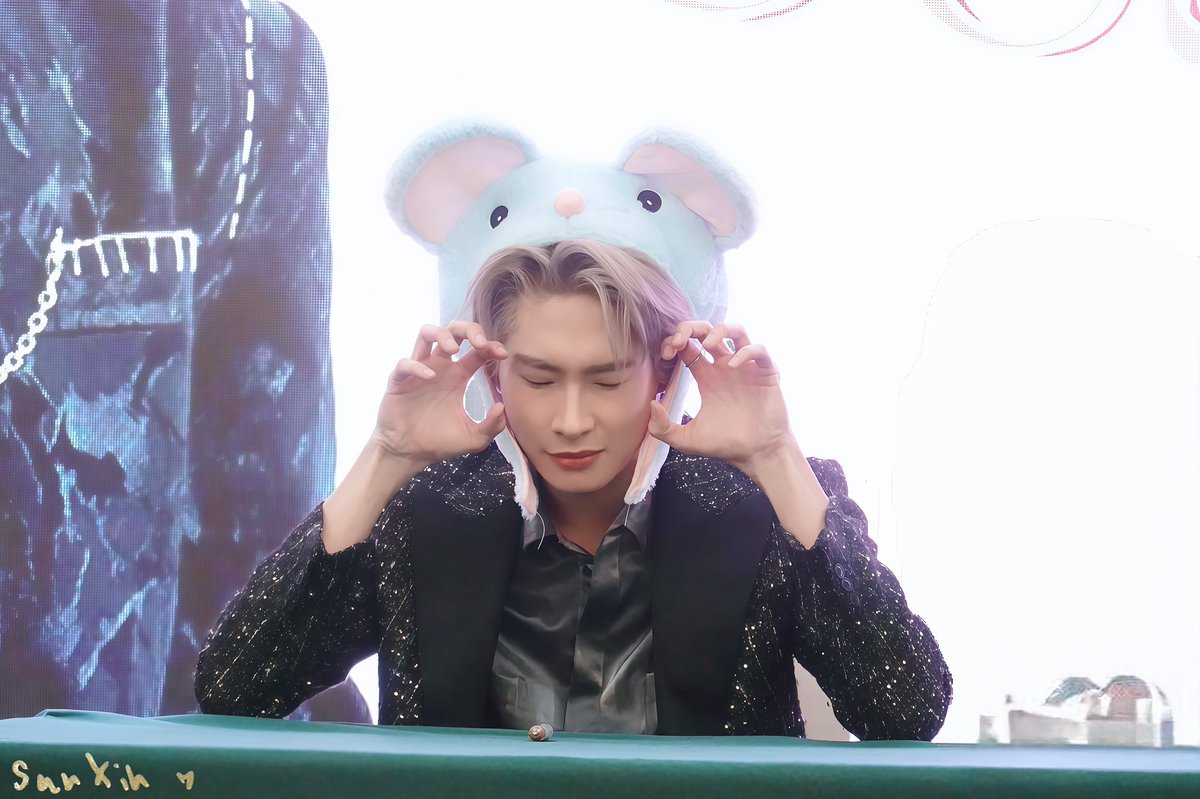 sunx0418's tweet photo. Tor可爱与帅气完美切换🙂‍↔️

#BOTWTTYfirstfansigninshanghai 
#TutorKrp 
#MyPlaneTT https://t.co/LjvMtlCO4O