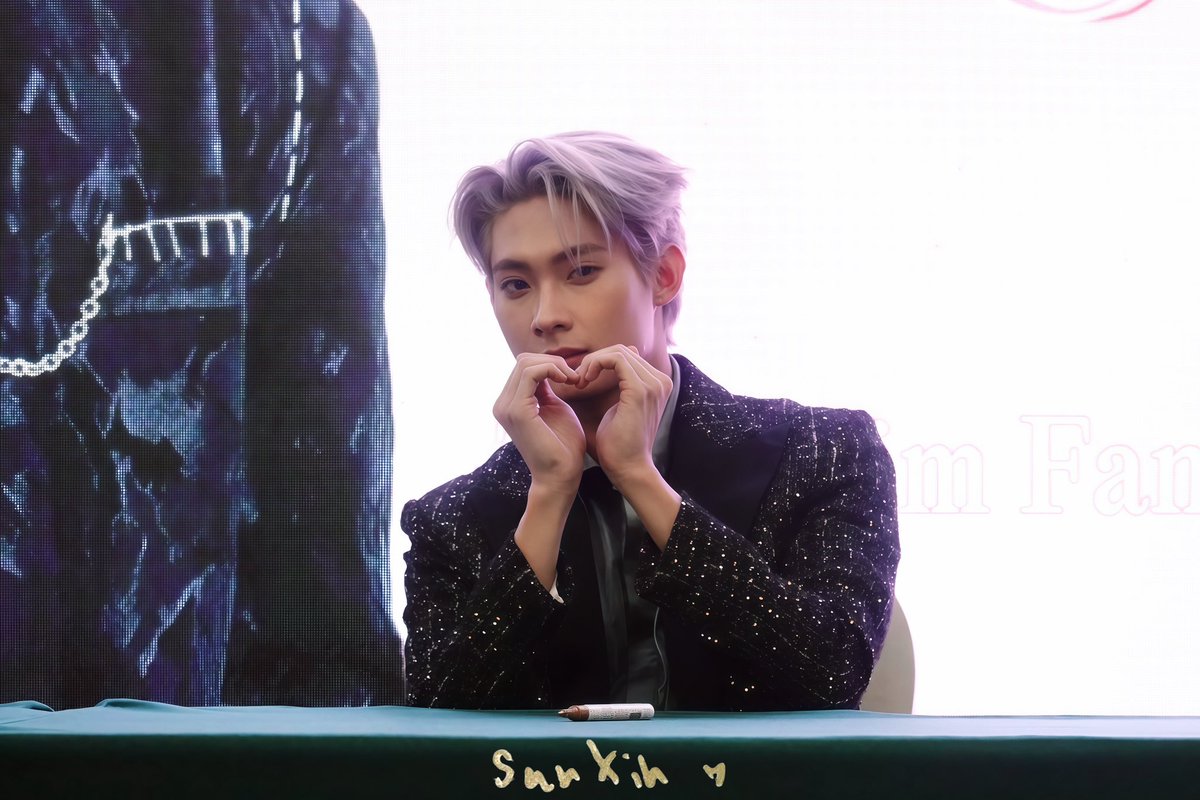 sunx0418's tweet photo. Tor可爱与帅气完美切换🙂‍↔️

#BOTWTTYfirstfansigninshanghai 
#TutorKrp 
#MyPlaneTT https://t.co/LjvMtlCO4O