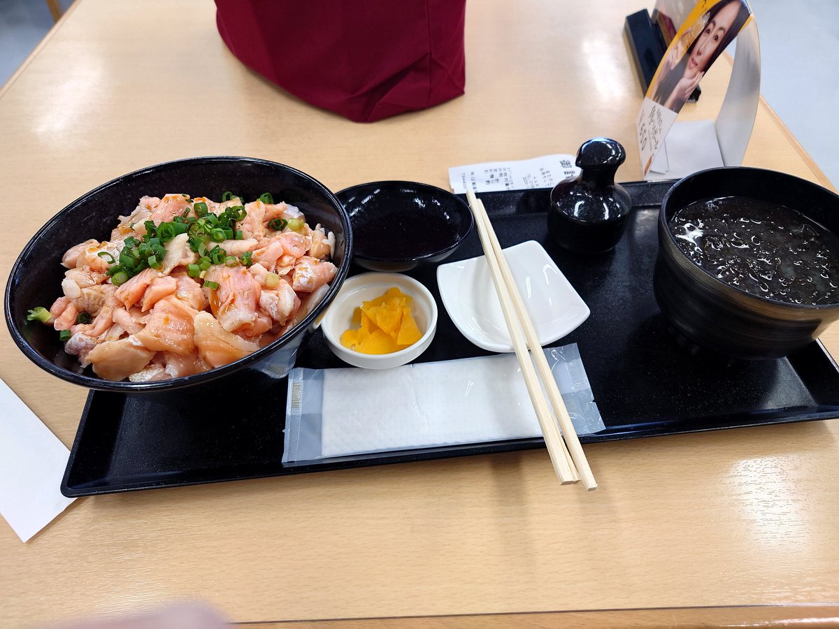 LasbosStudents's tweet photo. CREEN研修3日目
移動日ですが、飛行機の時間までの間少し函館を味わってきました。函館の街は歴史を感じられますし、水産物が観光資源として輝いています。
#共創の場加速支援 #CREEN #人材育成プログラム #函館 #水産学演習 #北大 #長崎大 #琉球大 #体験 #教育プログラム #教育交流 #学生交流 https://t.co/QLRh9nGqDn