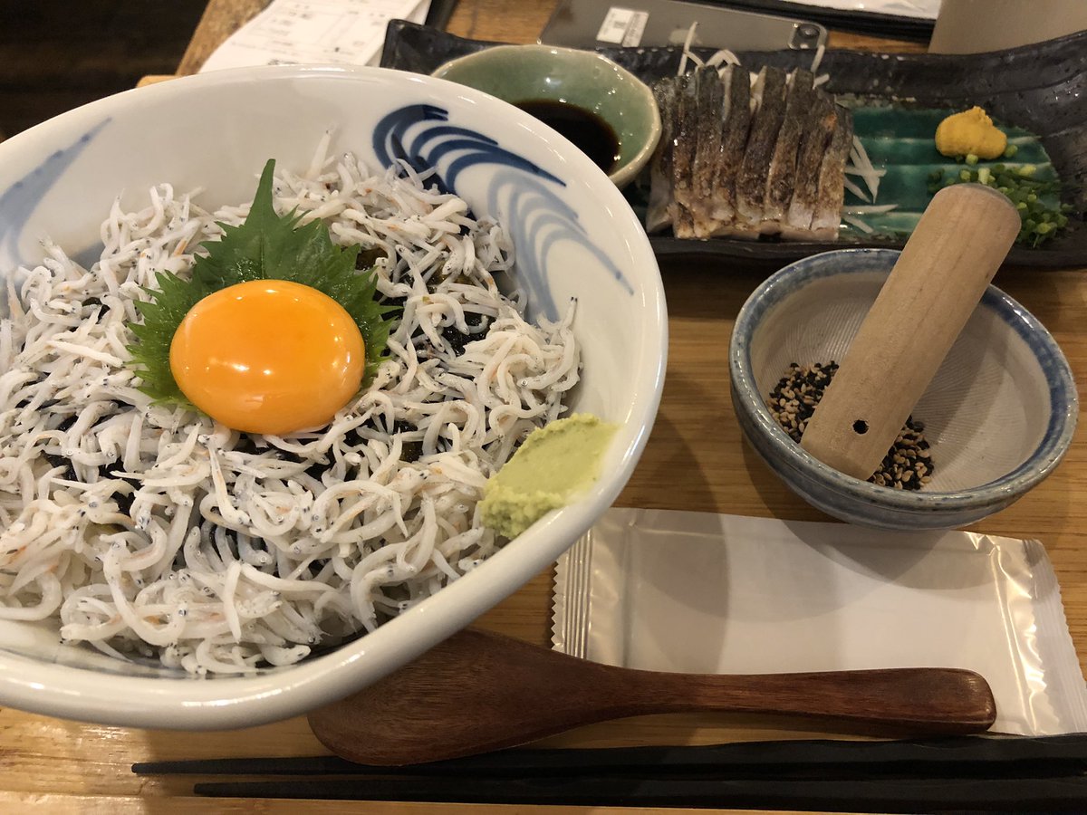 engakuji1's tweet photo. 川崎で食べたしらす丼。この後ガールズバーに行きました。お喋り良いですね。#関内 #tinderland https://t.co/VaEHW18qIl
