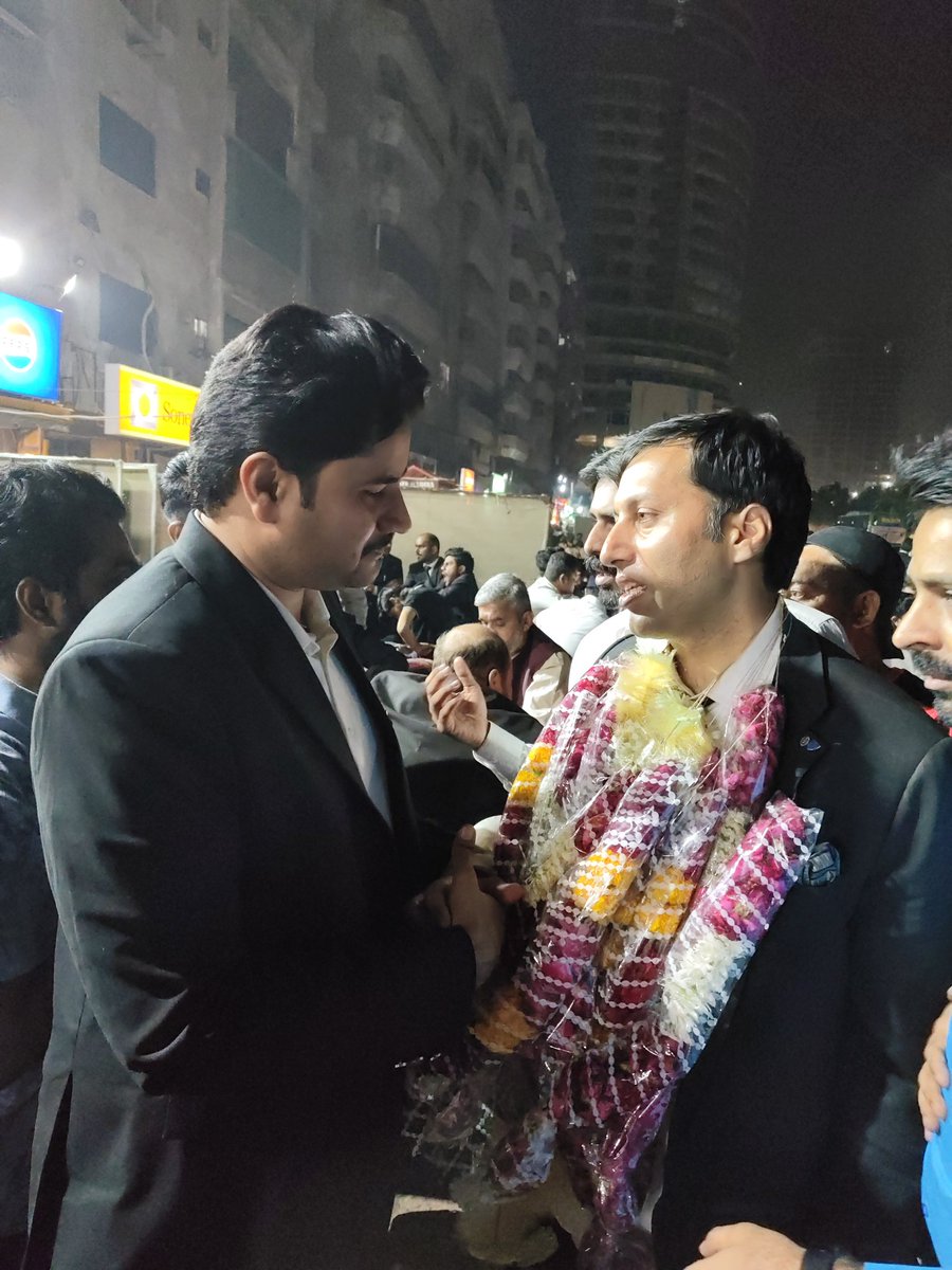 banbhan_raza's tweet photo. Victory Celebration 
Many Congratulations to Dear Brother Barrister Sarfaraz Ali Metlo 
President #SHCBA Karachi 
Historical victory ❤️🎉🌹

@BBhuttoZardari @FaryalTalpurPk @ShahNafisa @zamirghumro @Bhuttoiest https://t.co/dkUrTI4ETq