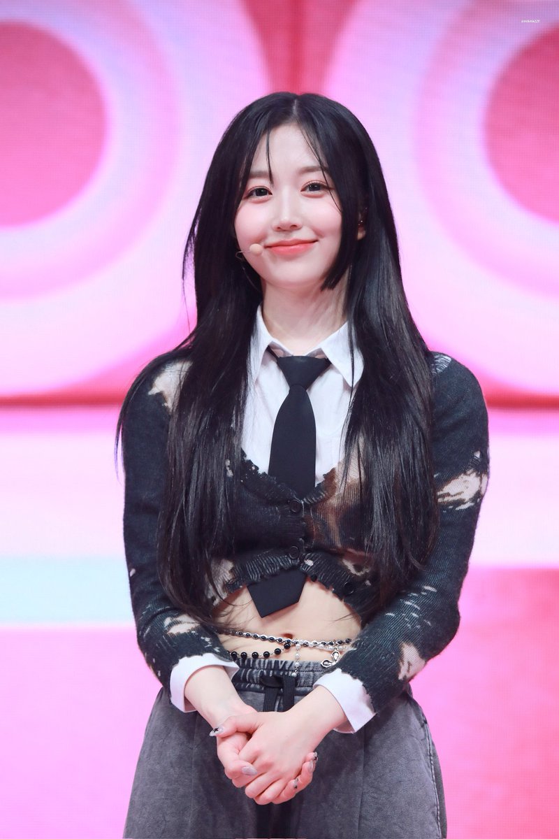 TALEOFAERY's tweet photo. ㅤ
ㅤ
Aery tertawa kecil, tawa yang manis dan menular, sebelum melanjutkan, “대박! You guys are amazing. 정말 대단한 에너지예요!” ujarnya dengan energik. Tangannya bertepuk, seolah turut menyatu dengan semangat yang membara di antara para penonton.

ㅤhttps://t.co/pFWFIQ4aYS