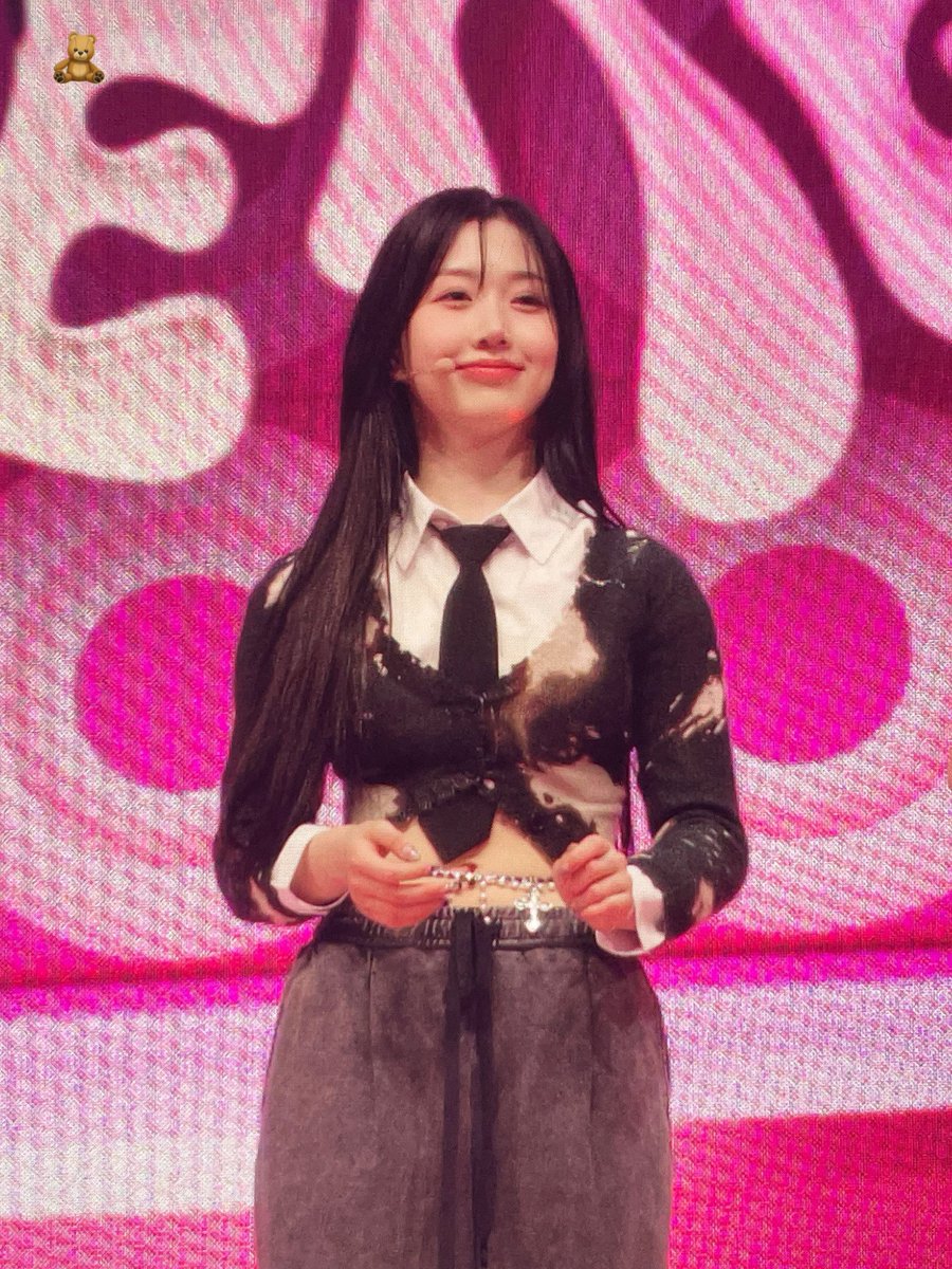 TALEOFAERY's tweet photo. ㅤ
ㅤ
Ia berhenti sejenak, menatap hadirin dengan tatapan ramah, lalu berkata, “I can't believe we've gone this far... How was it? Still excited, right?” Senyumnya memancarkan cahaya berseri, memantulkan kebahagiaan yang tak bisa disembunyikan.
ㅤ
ㅤhttps://t.co/hLLxg5DgKn
