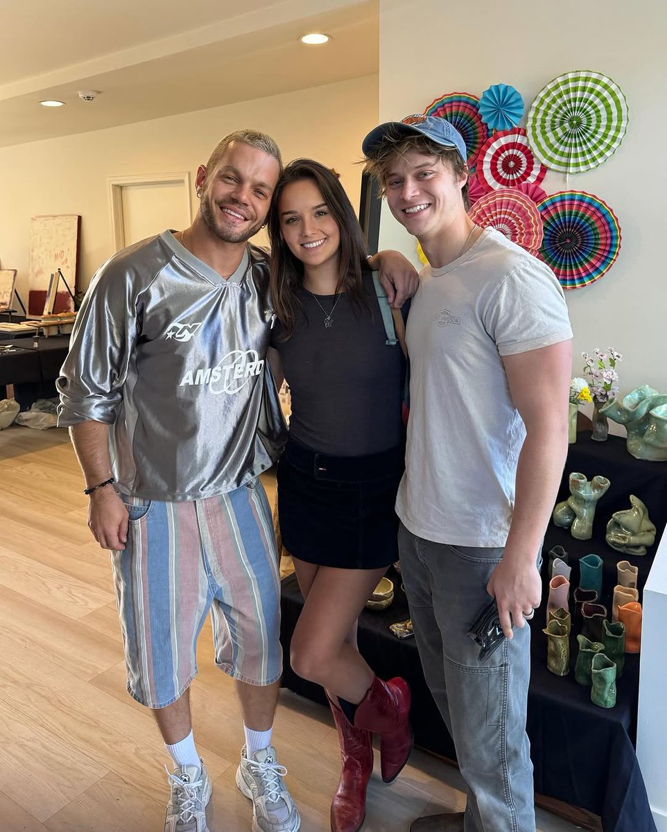 rudethaccess's tweet photo. Rudy Pankow com o diretor Joel Barrios e o ceramista Mohamed Ouedraogo, ontem (7), em Los Angeles. https://t.co/8CSOFn8Nso