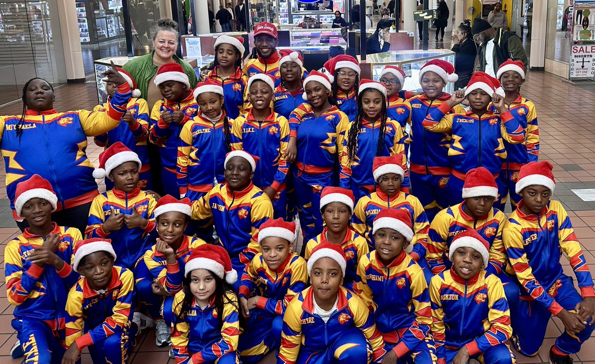 Jones_art_aps's tweet photo. S.T.R.I.K.E. Dance Squad had a great time this weekend performing at Greenbriar Mall’s annual holiday performances! The students of @MilesTigersAPS represented @apsupdate exceptionally well! 😃 #APSarts @erickson_sarah_ @perrythalise @GreenbriarMall @ShellyGoodrum @BOEAPS 🎄🎁 ❄️ https://t.co/ch5CJ4hpTa