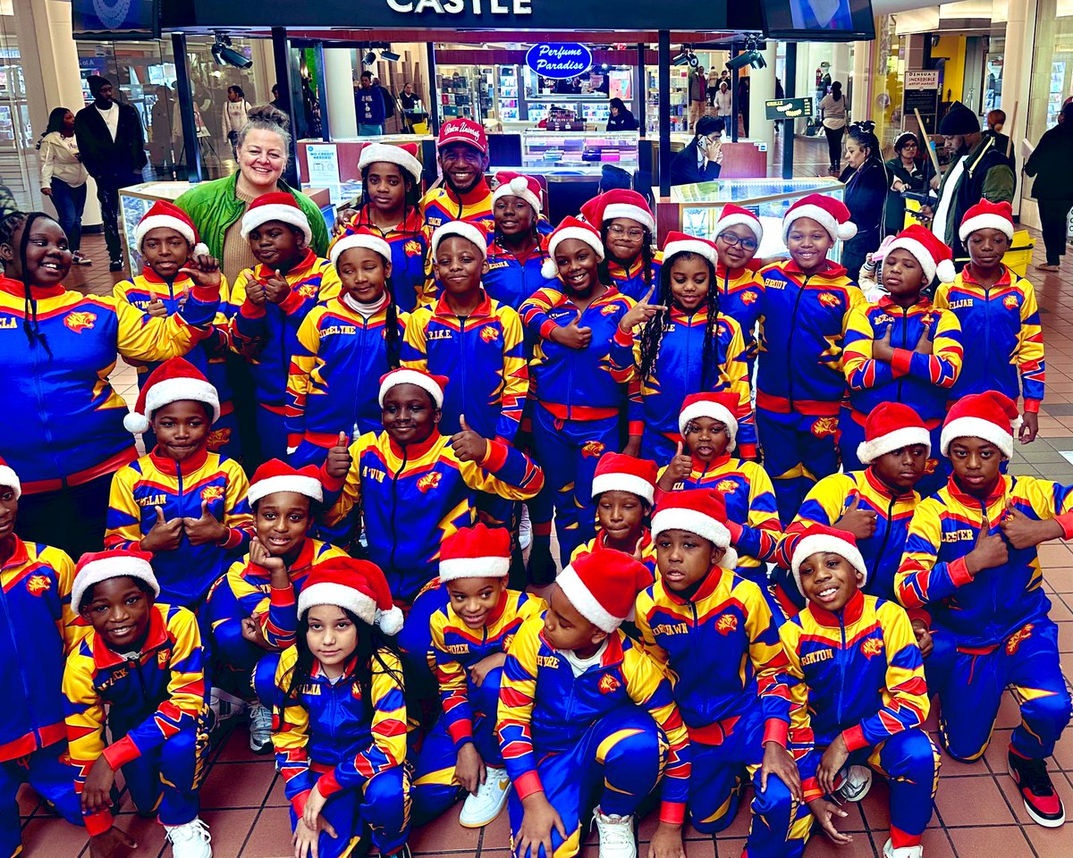 Jones_art_aps's tweet photo. S.T.R.I.K.E. Dance Squad had a great time this weekend performing at Greenbriar Mall’s annual holiday performances! The students of @MilesTigersAPS represented @apsupdate exceptionally well! 😃 #APSarts @erickson_sarah_ @perrythalise @GreenbriarMall @ShellyGoodrum @BOEAPS 🎄🎁 ❄️ https://t.co/ch5CJ4hpTa