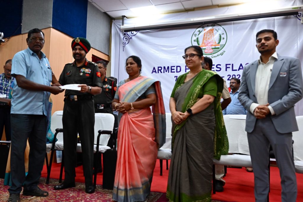 IaSouthern's tweet photo. The Armed Forces #FlagDay2024 function, jointly organised by TN Govt & HQ Dakshin Bharat Area, was presided over by Thirumathi N. Kayalvizhi Selvaraj, Hon’ble Minister for HR Management and Ex servicemen welfare and Lt Gen KS Brar, GOC, Dakshin Bharat Area. Addressing the gathering, the GOC appreciated the Tamil Nadu Government’s welfare initiatives towards veterans. The event honoured a large number of #Veterans and Veer Naris, reflecting the nation’s gratitude for their service and sacrifices.

#IndianArmy #ArmedForcesFlagDay2024 @adgpi @pibchennai @Def_PRO_Chennai