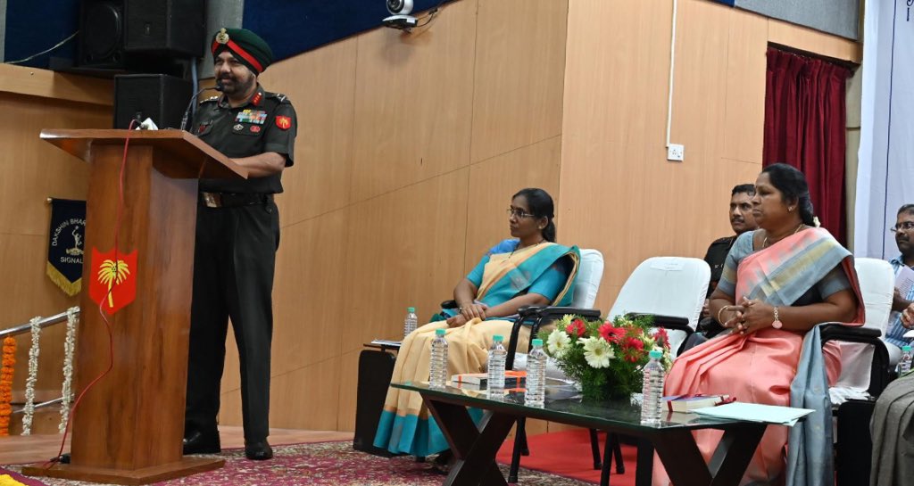 IaSouthern's tweet photo. The Armed Forces #FlagDay2024 function, jointly organised by TN Govt & HQ Dakshin Bharat Area, was presided over by Thirumathi N. Kayalvizhi Selvaraj, Hon’ble Minister for HR Management and Ex servicemen welfare and Lt Gen KS Brar, GOC, Dakshin Bharat Area. Addressing the gathering, the GOC appreciated the Tamil Nadu Government’s welfare initiatives towards veterans. The event honoured a large number of #Veterans and Veer Naris, reflecting the nation’s gratitude for their service and sacrifices.

#IndianArmy #ArmedForcesFlagDay2024 @adgpi @pibchennai @Def_PRO_Chennai