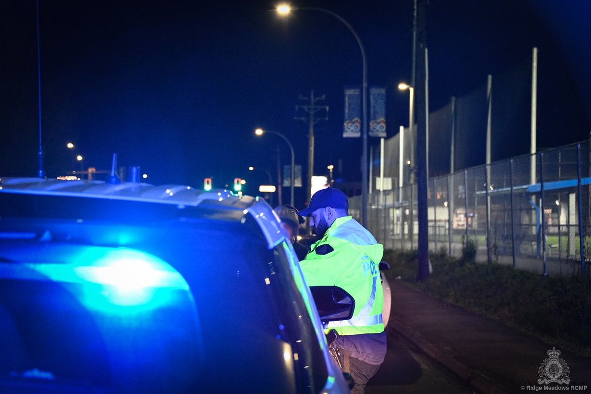 RidgeRCMP's tweet image. #RidgeMeadowsRCMP's Road Safety Target Team is out there tonight for the #LightUpTheProvince campaign led by @BCHwyPatrol.

This holiday season don't drink and drive; instead plan a safe ride home to keep the roads safer for everyone. #GetHomeSafeBC @RoadSafetyKate