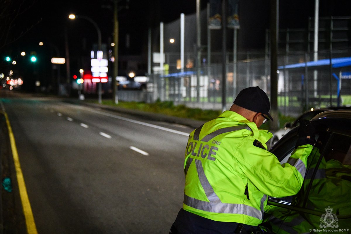 RidgeRCMP's tweet image. #RidgeMeadowsRCMP's Road Safety Target Team is out there tonight for the #LightUpTheProvince campaign led by @BCHwyPatrol.

This holiday season don't drink and drive; instead plan a safe ride home to keep the roads safer for everyone. #GetHomeSafeBC @RoadSafetyKate
