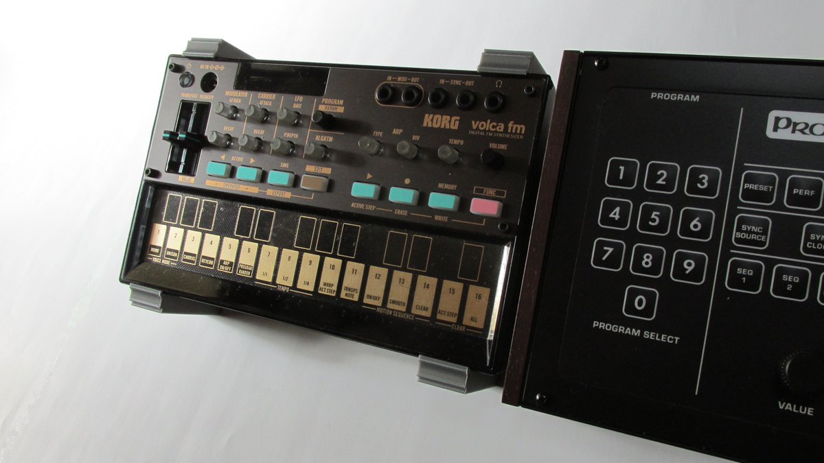 MasaoHidaka's tweet photo. #KORG の #VOLCA と、#behringer の #PRO800 を並べて配置するのに、VOLCAの配置角度をPRO-800に合わせたくて、#3Dプリンター で台を製作。
いい感じだ。 https://t.co/zhLgbnmtGz