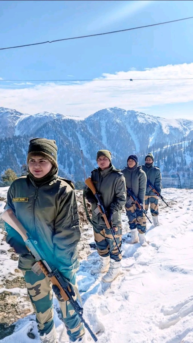 🇮🇳 🇮🇳 गर्व के पल 🇮🇳 🇮🇳 🙏
कश्मीर में #LoC पर #BSF #शसक्त महिला गश्ती दल को सलाम !!