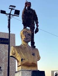 يوم للتاريخ  ، هذه الثوره السوريه الشعبيه تنجح في اسقاط الحكم الاستبدادي والديكتاتوري التي شردت شعبها وسجنتهم وقتلتهم وعذبتهم رجالا ونساءاً منذ عقود ، ابطال سوريا العظام سيكتبهم التاريخ ، اما محور المقاومه المزيف وزمرته وبشاره واسده الى مزبلة التاريخ 
#بشار_الأسد
#دمشق_تتحرر