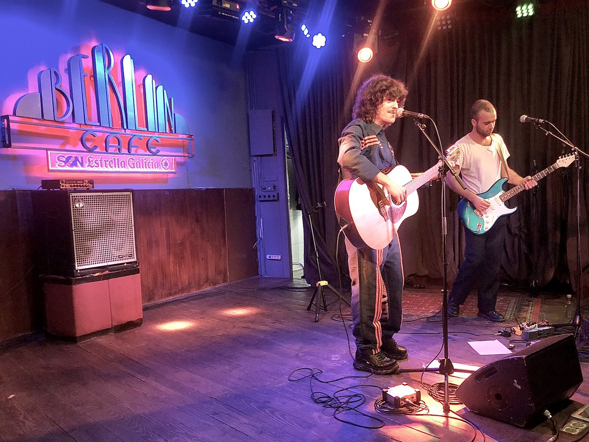 Imagina a un Fito Páez de la genZ que un día descubre a Camarón porque en Andalucía le bromean con su parecido. El prenda se llama ROCCO POSCA, escribe canciones a mansalva y lo viste en #LasociedadDeLaNieve
El griterío de 130 chavales en el Berlin sumará un 0 pronto. Al tiempo♥️