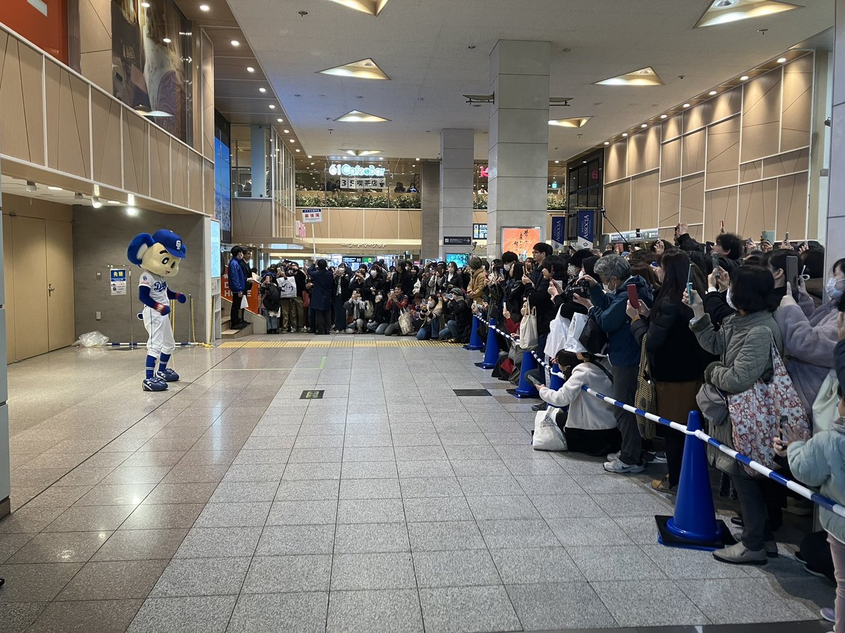 YAMAKI97's tweet photo. ドアラ先生、豊橋駅に立つ！ https://t.co/P5GIjFm33P
