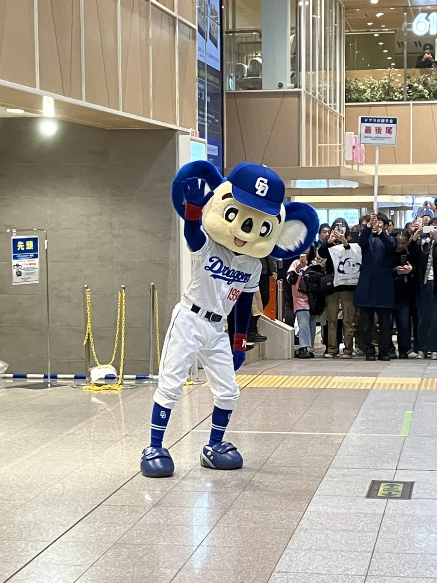 YAMAKI97's tweet photo. ドアラ先生、豊橋駅に立つ！ https://t.co/P5GIjFm33P