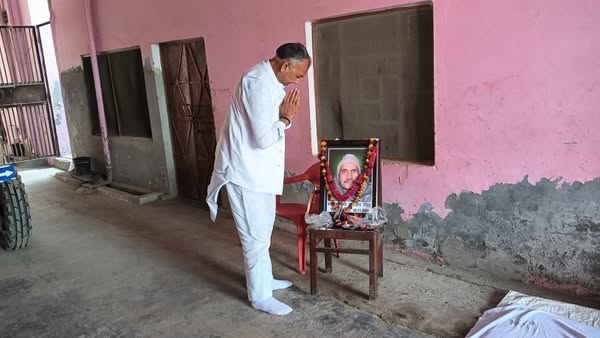 BijendrasinghSP's tweet photo. विधानसभा खैर के कस्बा जट्टरी में स्व. चौधरी बलवीर सिंह जी की आकस्मिक निधन की दुखद सूचना मिली मन बड़ा दुःखी हुआ और उनके निवास स्थान पहुँच कर छायाचित्र पर पुष्प अर्पित कर श्रद्धांजलि दी,
#chbijendrasingh #exmpaligarh #aligarh #AmarUjala #denik #Hindustani #Khair https://t.co/iEP93G1uzl