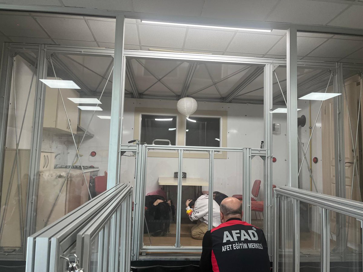 mudanyadmtal's tweet photo. Okulumuz Halkla İlişkiler alanı öğrencileri ile deprem farkındalık eğitimi için Bursa il AFAD  müdürlüğünü ziyaret ettik. https://t.co/By5w7FQM0E