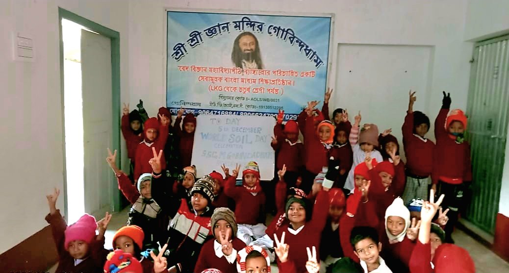 SSIAST's tweet photo. World Soil Day Awareness Campaign in Bankura, West Bengal by Sh. Sumanta Roy at Gobindham Kids School in Bankura, where he conducted an engaging session on 5th Dec 24.
Additionally,he visited Barjuri, where he addressed a gathering of farmers on Natural Farming.
#ssiast https://t.co/pzj24O9Qun