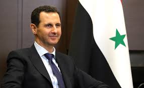 ilpetulante's tweet photo. 🖊️ - Assad è caduto e la Siria è in mano ai "terroristi". Chi vince e chi perde

Stanotte, il regime di Assad è caduto... andato. Damasco è in mano ai miliziani, quelli che in Occidente ora vengono chiamati furbescamente "ribelli" o "rivoluzionari". 

Per la Siria si preannunciano tempi incerti. Il rischio di balcanizzazione in stile Libia è dietro l'angolo. E con la balcanizzazione sono a rischio le minoranze, e in particolar modo le minoranze cristiane, che sotto Assad erano comunque tutelate.

Detto questo, ciò che dà da riflettere in questa vicenda è la sostanziale inerzia dell'esercito siriano, che non ha mai combattuto i cosiddetti "ribelli". Se le notizie sul punto non fossero incerte e contrastanti, direi che Assad sia stato tradito prima di tutto dai suoi e poi, forse, dai suoi "alleati" storici.

Parlando di questi ultimi, mi riferisco in particolar modo alla Russia e all'Iran.

Eppure, è difficile pensare che la Russia abbia effettivamente tradito la Siria. In Siria i russi hanno una base navale che si affaccia nel Mediterraneo (l'unica). Per loro il regime di Assad significava mantenere un presidio strategico importantissimo che ora rischiano di perdere, salvo non abbiano già contrattato con il nuovo regime la loro permanenza a Tartus (si vedrà prossimamente). 

Se questo è vero, ritengo più probabile che i russi non potevano combattere una guerra al posto dei siriani, soprattutto se questi ultimi (popolazione compresa), davanti all'avanzata dei miliziani, rimanevano sostanzialmente inerti. E non potevano farlo, anche perché per loro l'unica guerra davvero esistenziale e strategica rimane quella in Ucraina, dove stanno investendo le loro migliori risorse.

Quanto all'Iran, qui effettivamente potrebbe esserci stato un mezzo tradimento. Seppure sia vero che la Siria di Assad per l'Iran era ed è strategica, perché permette l'interscambio tra Iran ed Hezbollah, è anche vero che i recenti confronti tra Israele e Iran hanno reso il già dubbioso Pezeshkian ancora più cauto, fino a negare un intervento militare diretto degli iraniani contro le milizie armate anti-Assad. E' probabile, perciò, che un simile intervento, se fosse stato autorizzato, avrebbe legittimato anche Israele a intervenire, facendo letteralmente esplodere la regione.

Dunque, i veri vincitori della battaglia chi sono? Chiaramente sono tre: Turchia, USA e naturalmente Israele.

Ritengo che questa operazione in Siria, contrariamente a quanto si pensi, è essenzialmente un'operazione della Turchia. Le ragioni sono molteplici. Ne cito alcune: vocazione a essere potenza regionale; discarico dei profughi siriani; sgambetto all'Iran e alla Russia per riaffermare il proprio ruolo di player dominante in Medio Oriente.

Soffermandomi un attimo sullo sgambetto alla Russia, molti rimangono sorpresi del fatto che la Turchia a volte si riveli alleata, amica e sostenitrice della Russia e altre volte si riveli un'antagonista. Ma c'è poco da essere sorpresi. La Turchia è un paese che stringe alleanze di scopo con un unico obiettivo: dominare la regione mediorientale. Perciò, finché gli interessi con i russi coincidono, è alleata dei russi, quando invece collidono, va per conto proprio o ritorna all'ovile occidentale. 

Nel caso della Siria, gli interessi turchi e russi non coincidevano del tutto. La Turchia voleva far crollare il regime di Assad e ha fatto di tutto perché avvenisse. Come poi ci sia riuscita per davvero, è ancora qualcosa che deve essere chiarito, ma è indubbio che il supporto anglo-americano sia stato determinante.

E a proposito degli USA, questi non possono che essere lieti per la caduta di un regime ostile e l'avvento di un probabile regime "amico", che ha permesso loro di infliggere una (seppur indiretta) sconfitta strategica a Russia e Iran e permetterà loro di approfittare ancora di più delle risorse di petrolio siriano, mentre tutelano Israele e la sua guerra ai palestinesi.

Ecco dunque che il terzo vincitore è Israele, che con la caduta di Assad, vede reciso il cordone ombelicale tra Iran e Hezbollah. Questo permetterà allo Stato sionista di fare ciò che vuole a Gaza, senza che nessuno possa davvero contrastarlo. Sicché, per i palestinesi, la caduta di Assad può essere considerata una vera e propria sciagura.

Tirando le somme e tenendo presente che il futuro della regione è ancora tutto da scrivere, il vero perdente in questa "guerra" è il multipolarismo promosso dalla Russia. In parte perché da sola la Russia non poteva combattere e vincere una guerra al posto dei siriani, in parte perché gli altri alleati di Assad si sono sostanzialmente tirati indietro (parlo di Iran e Iraq), e in parte perché l'altro grande player geopolitico, la Cina, è rimasto sostanzialmente indifferente alla vicenda. Quale sia il significato di questa indifferenza, lo scopriremo molto presto.