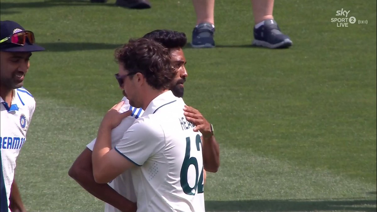 pradeepXpareek's tweet photo. Cricket Is Gentleman's Game ❤️

Mohammed Siraj 🫂 Travis Head

#INDvsAUS https://t.co/T70UfbH0kW