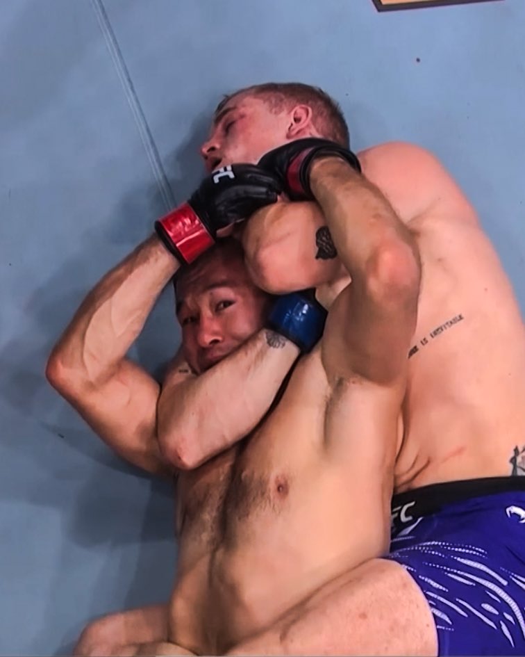 Home_of_Fight's tweet image. 👀 Shavkat looking at the camera while almost getting choked out by Ian.