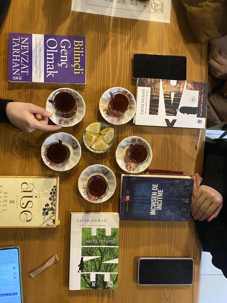 raziyeol's tweet photo. 📚☕️🍋🌙 https://t.co/EdRKVQackp