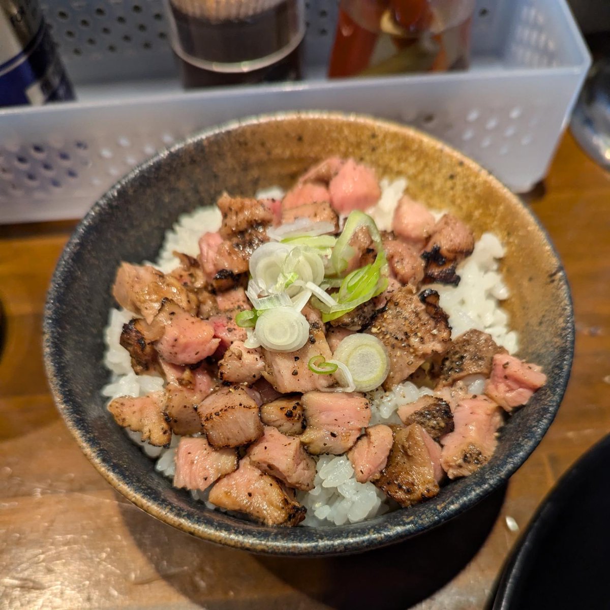 johnjohn1575's tweet photo. 御門台のニュースイケンさんの煮干しラーメン。私はビター、娘は淡麗、息子はチャーシュー丼です。野球した後みんなで美味しい×2言いながらシェアして頂きました😊
#ニュースイケン さん #煮干しラーメン #ラーメン #静岡グルメ #静岡市 #煮干し https://t.co/LP1X5y9vWB