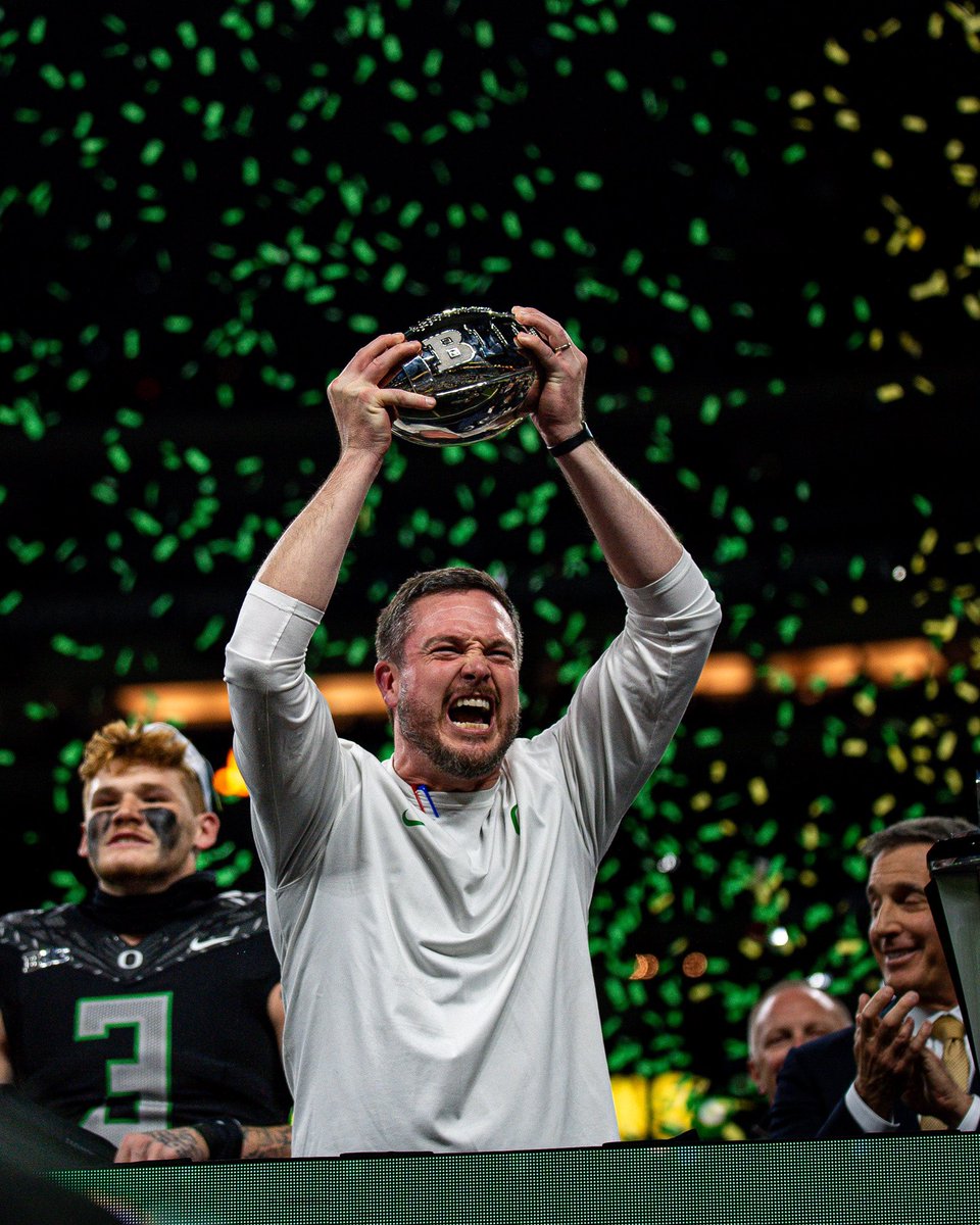 bigten's tweet photo. RAISE IT UP COACH! 🏈🏆

#B1GFCG x @oregonfootball https://t.co/fCcsHMnIf5