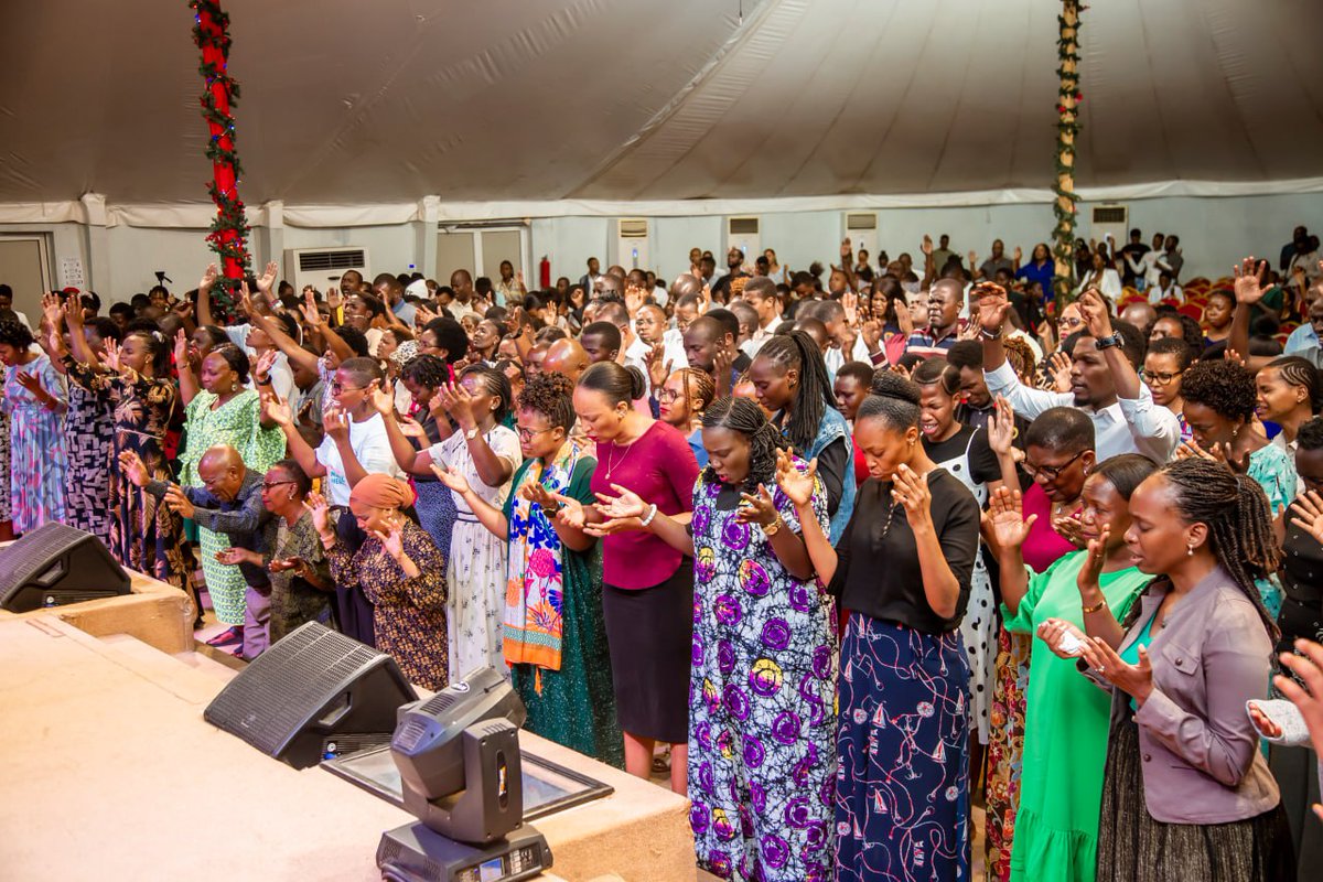 Mtumishi wa Mungu Mwinjilisti wa Kiamtaifa @johannesamritzer alilihudumia kanisani la Mungu kwa kutukumbusha Kuwa Mungu haangalii ulikotoka, haijalishi wewe ni mdhambi kiasi gani yeye anachihitaji ni wewe kukiri ya kuwa uko tayari kukusaidia, kusema sasa dhambi bhasi.